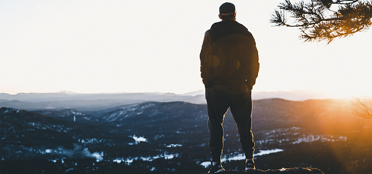 眺望  帅哥  山   山顶