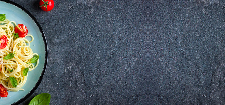 在一旁的盘子里的面条