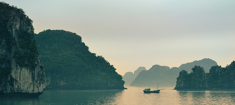 山间湖水孤舟背景