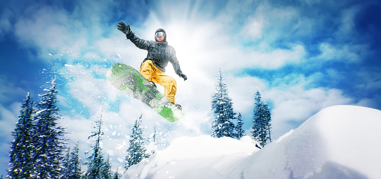 山顶上冲出的滑雪运动人物高清图片