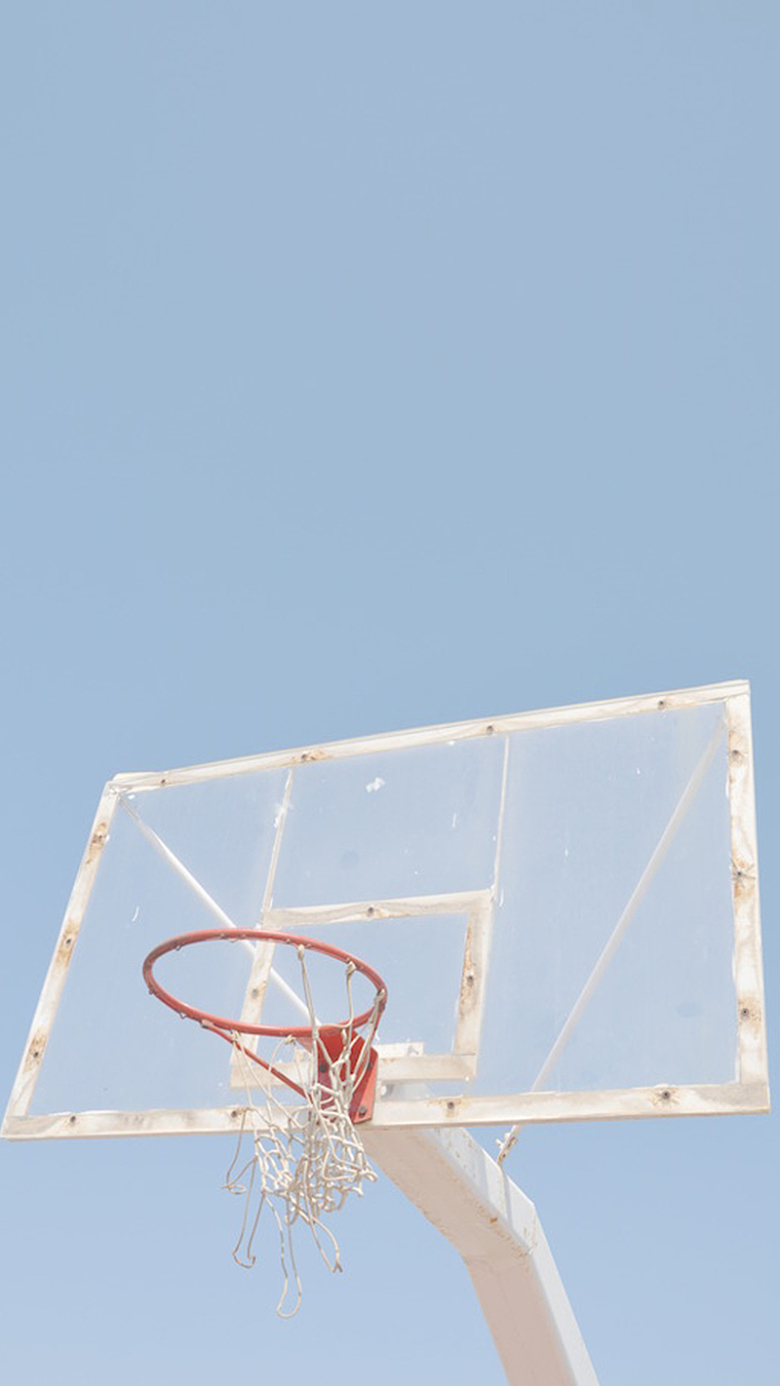 蓝天背景下的篮板背景图