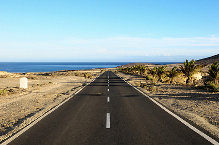 蓝天与通往大海的公路