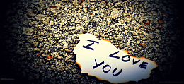 摄影烧落在地的纸片：I LOVE YOU