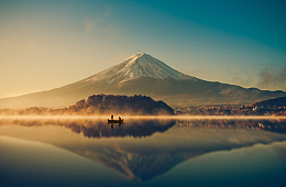 富士山与平静湖面风景