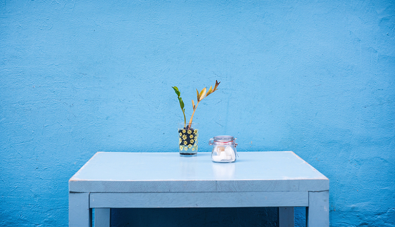 现代家居室内装潢蓝色墙壁桌子背景素材