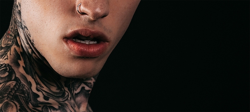 纹身简约帅气黑色背景