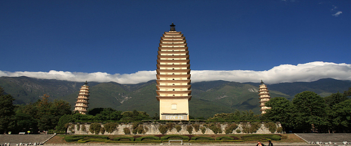 大理三塔寺旅游海报背景图