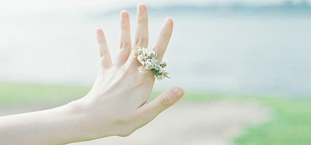 夏日清爽日系唯美小清新女孩手指背景