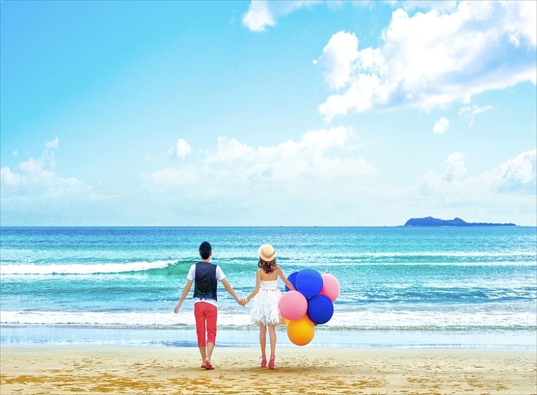 风景海边情侣气球背景