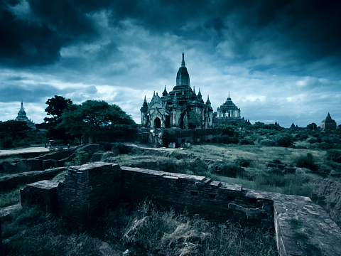 梦幻天空城堡户外风景摄影平面广告