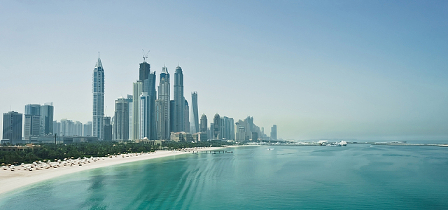 辽阔海边的城市建筑群背景图