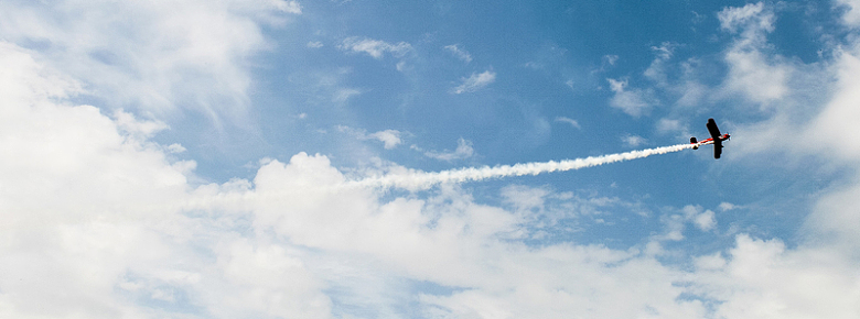 飞机翱翔天空背景图