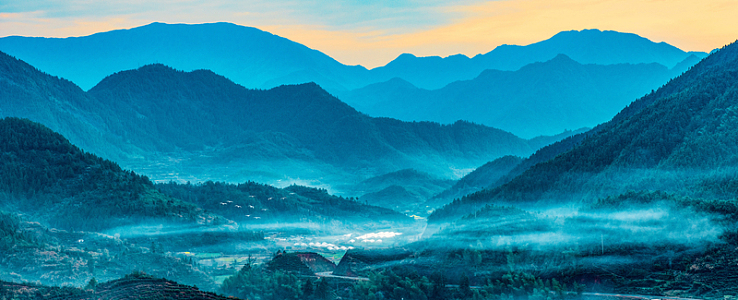 梦幻山间烟雾风景平面广告