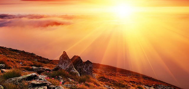 山顶云上太阳背景