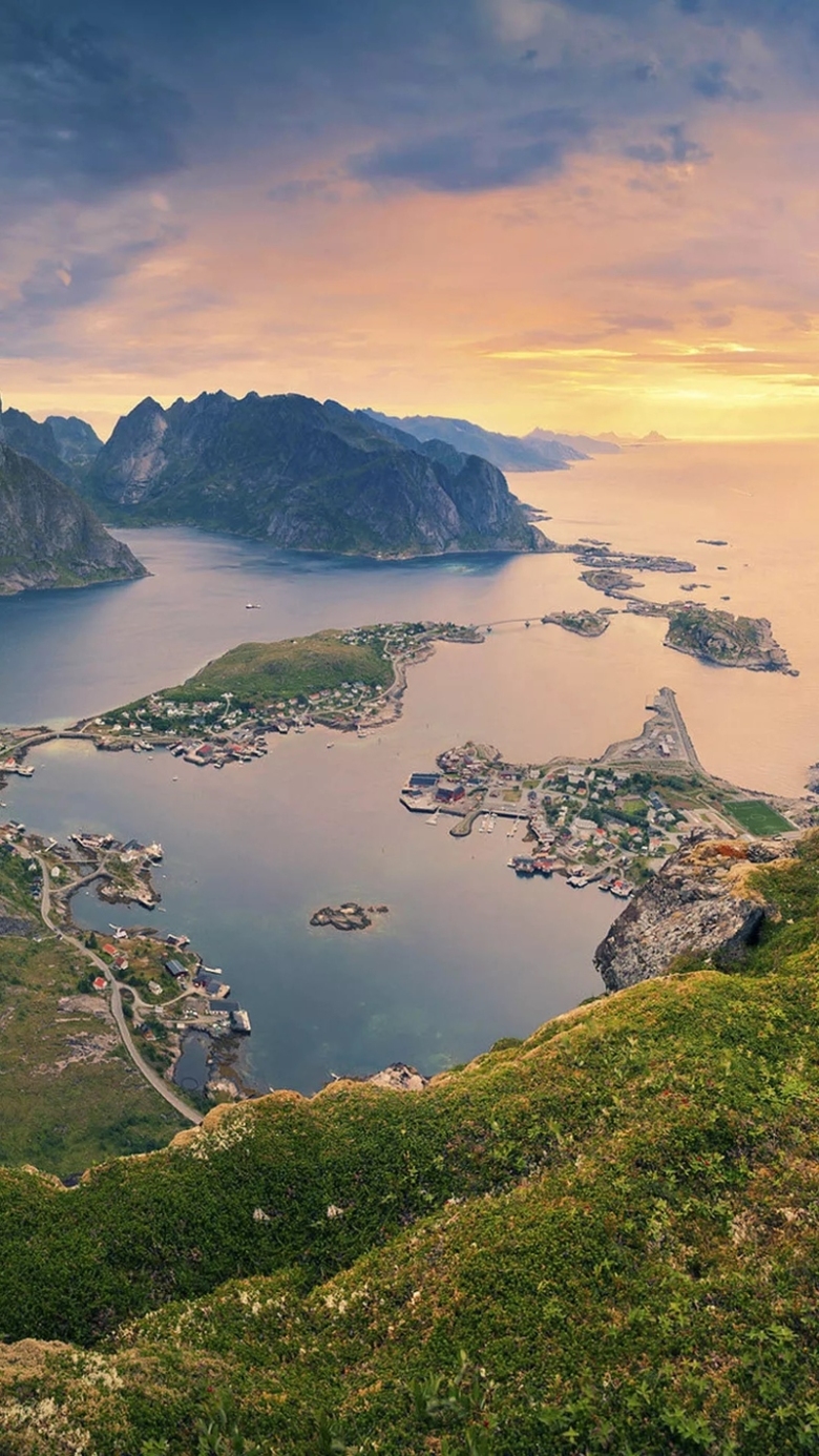 航拍海中山峦夜色h5背景