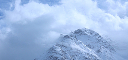 烟雾缭绕的高山雪峰图片