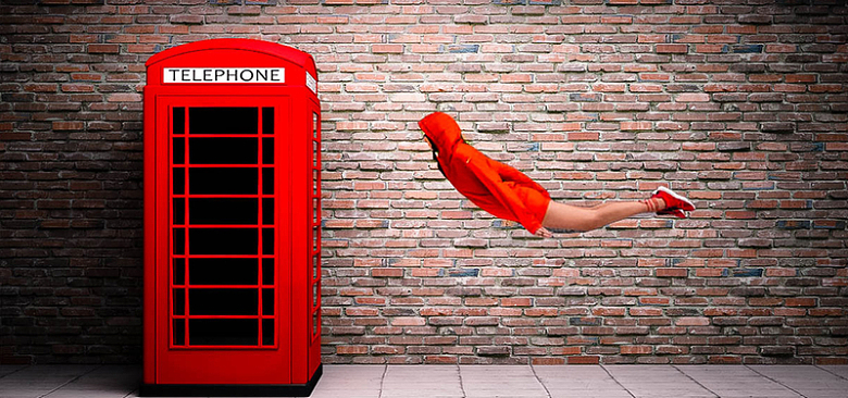 电话亭红衣女子背景图