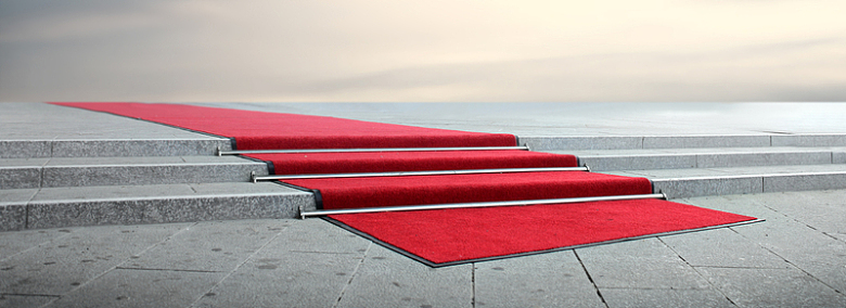 台阶上的红色地毯背景