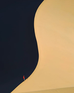 简约黄色对称视觉对比海报背景