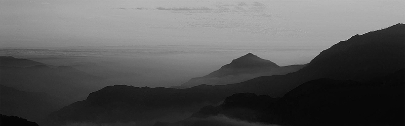 灰色群山背景