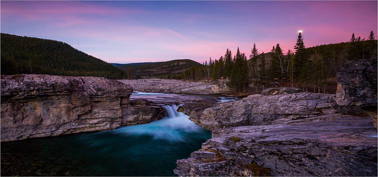 山间小溪自然美景背景图