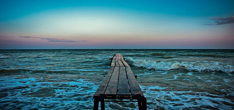 阴郁海岸木桥延伸风景banner背景