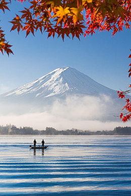 冰山湖水枫叶背景