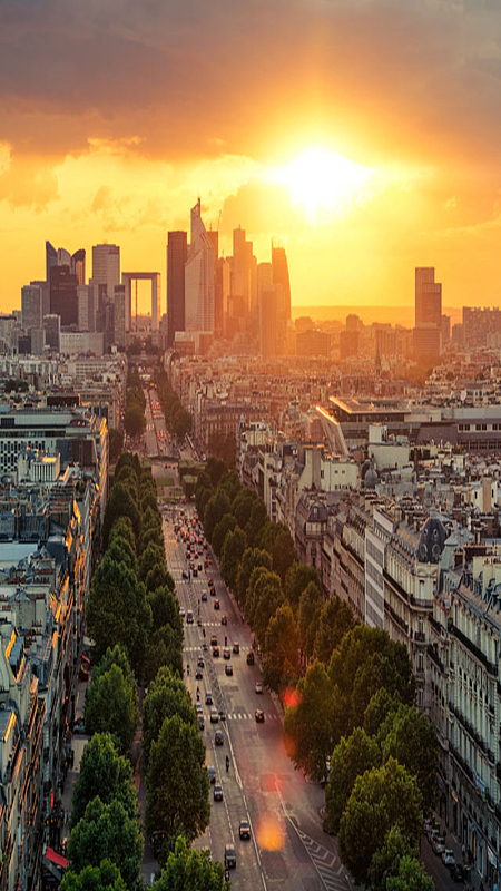 城市上空的黄昏落日