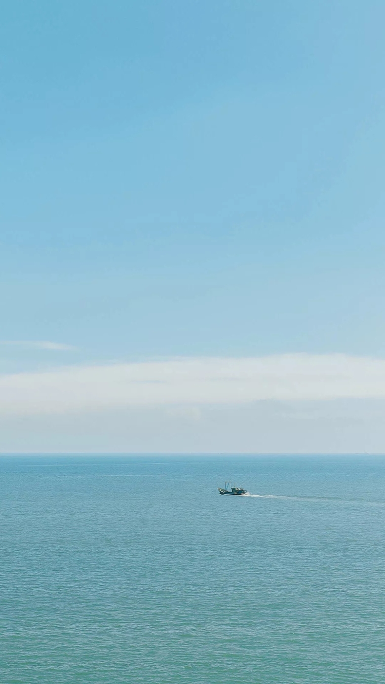 蓝色海洋远景摄影h5背景