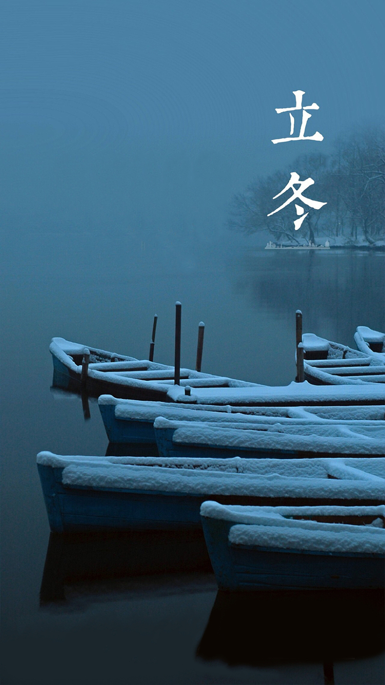 淡蓝色湖面立冬风景
