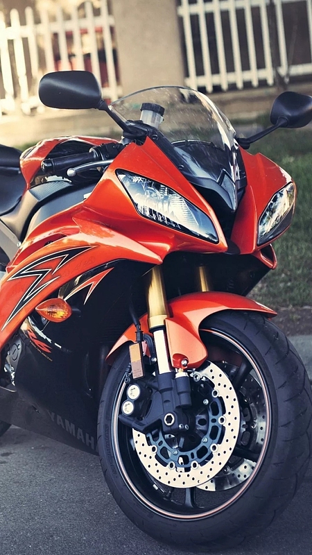 红色摩托车城市街角摄影h5背景