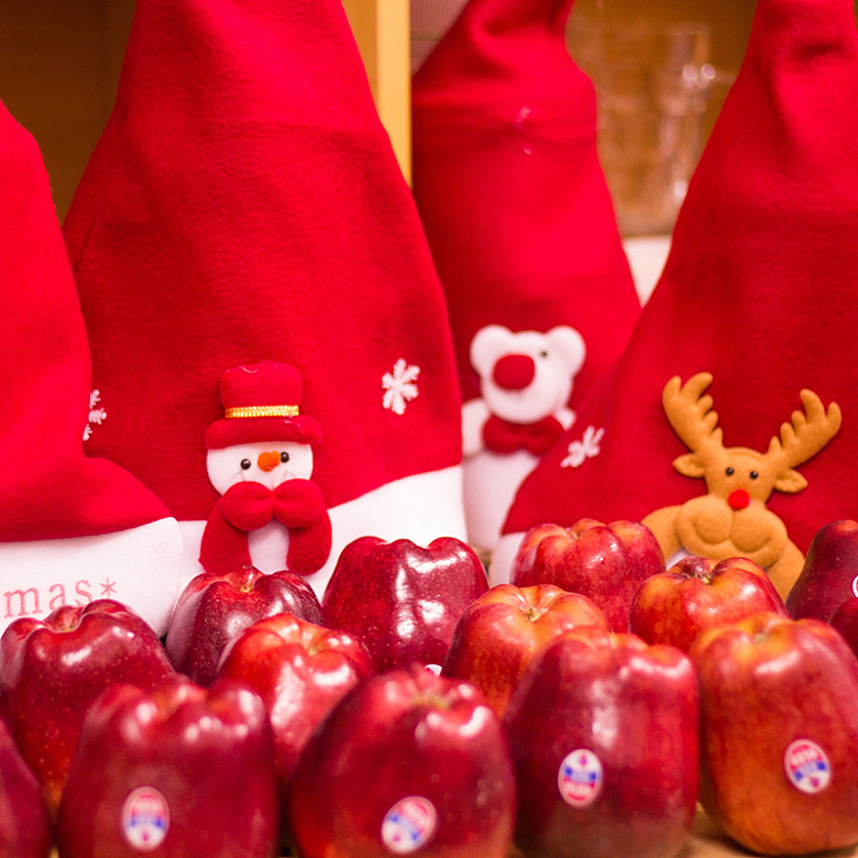 红色圣诞帽苹果背景