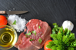 案板上的鲜肉与调味品背景素材