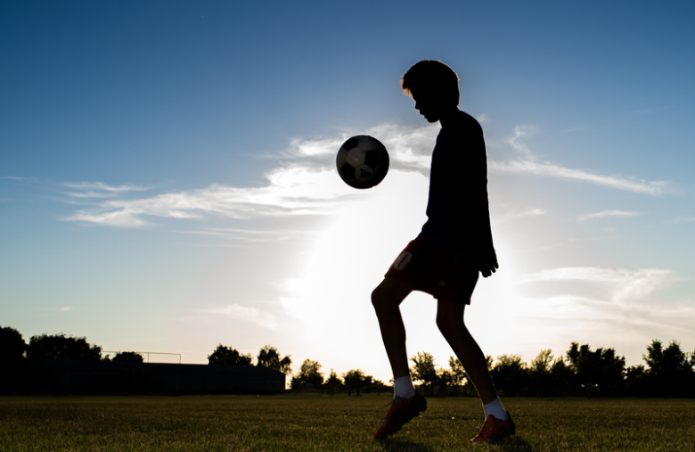 在做足球训练的小男孩背景素材
