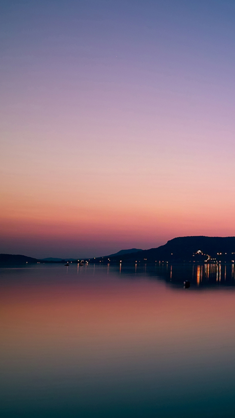 梦幻紫色渐变风景h5背景素材