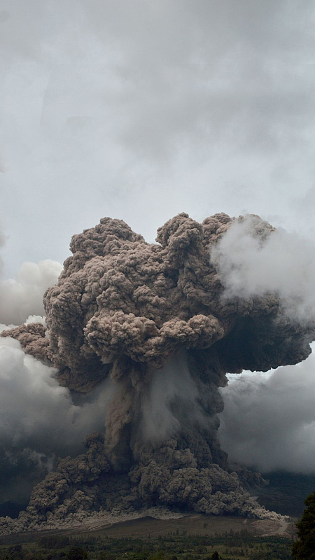 炸弹爆炸蘑菇云背景图