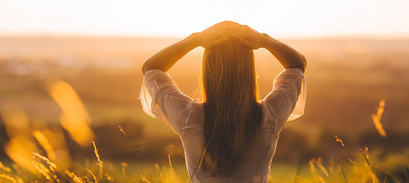 浪漫美女背影背景