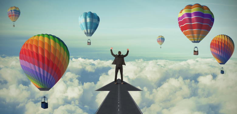 蓝色天空彩色气球拼搏进取背景图