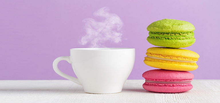 白色杯子和马卡龙