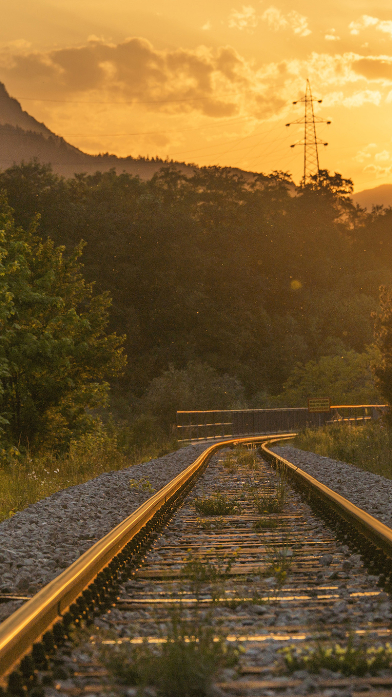 夕阳下铁路梦幻h5背景素材