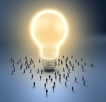 向发光灯泡靠拢的人群创意