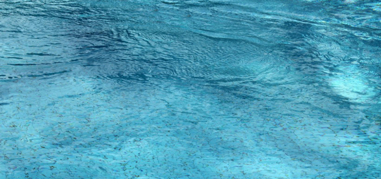 清澈平滑的水面