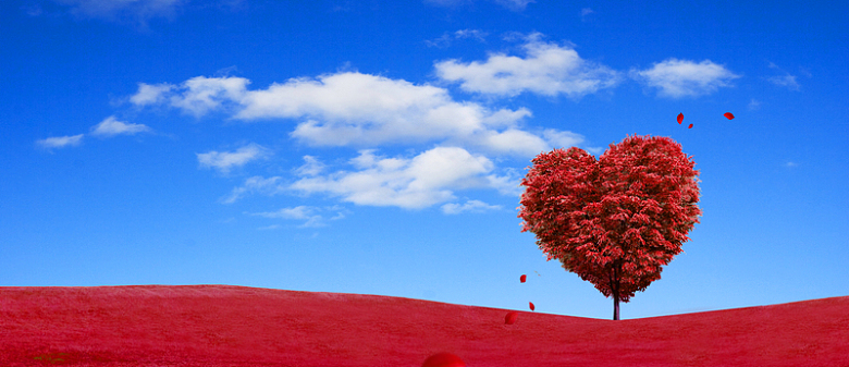 蓝天白云下的红色爱心树背景素材