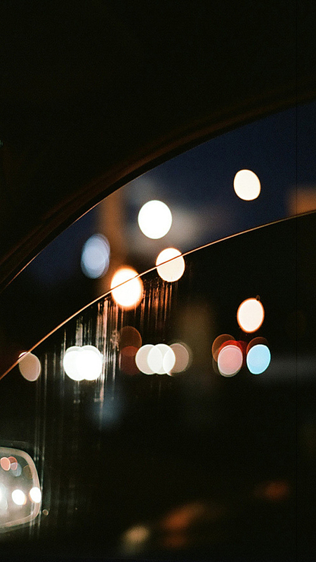 夜晚之下的霓虹灯