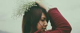 美女手拿东西照片