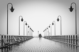海边对称构图的路灯