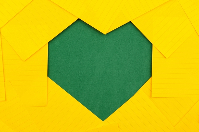 黄色绿色爱心纸片