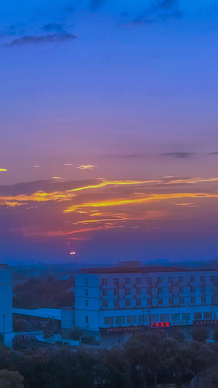 校园操场夕阳调色静谧美好