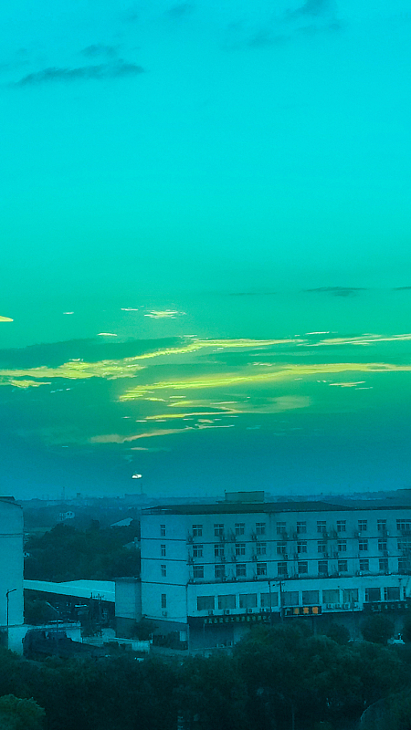 校园操场夕阳调色，青绿色