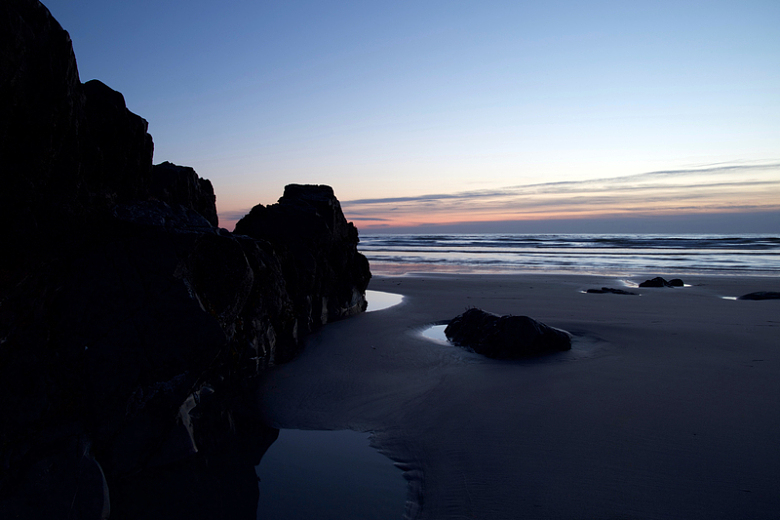 清晨海边海岸石头日出沙滩